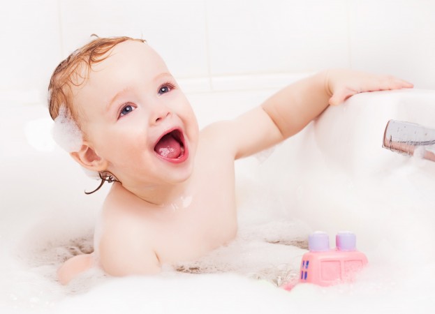ベビー用のシャンプーや石鹸・ソープを使ってお風呂に入る赤ちゃん