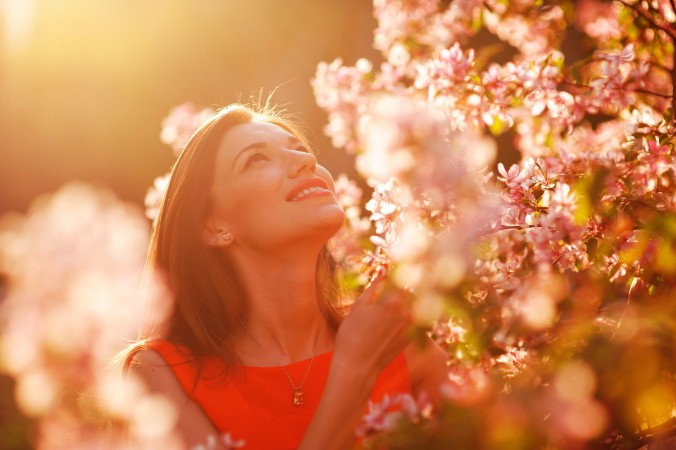 美しい花と微笑む女性のイメージ