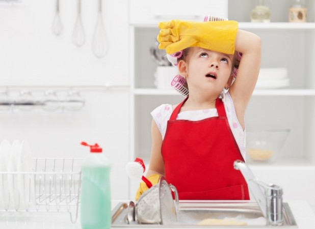 食器洗いをする子供