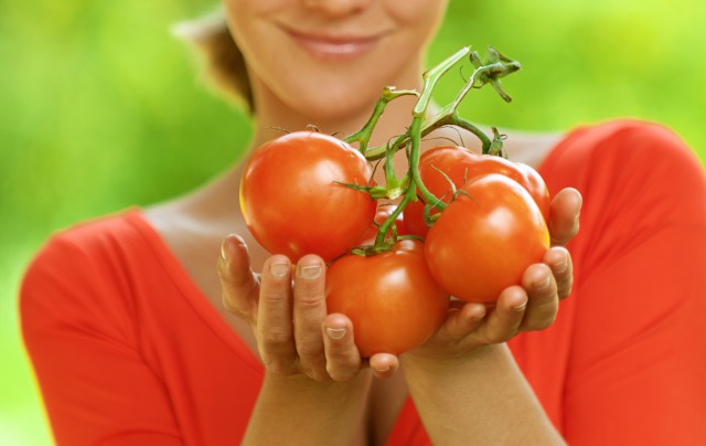 トマトを持つ女性