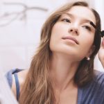 マスカラを塗る女性