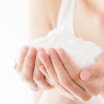 洗顔料の泡を持つ女性