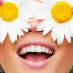 目元を花で隠す女性