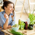 サラダを食べる女性