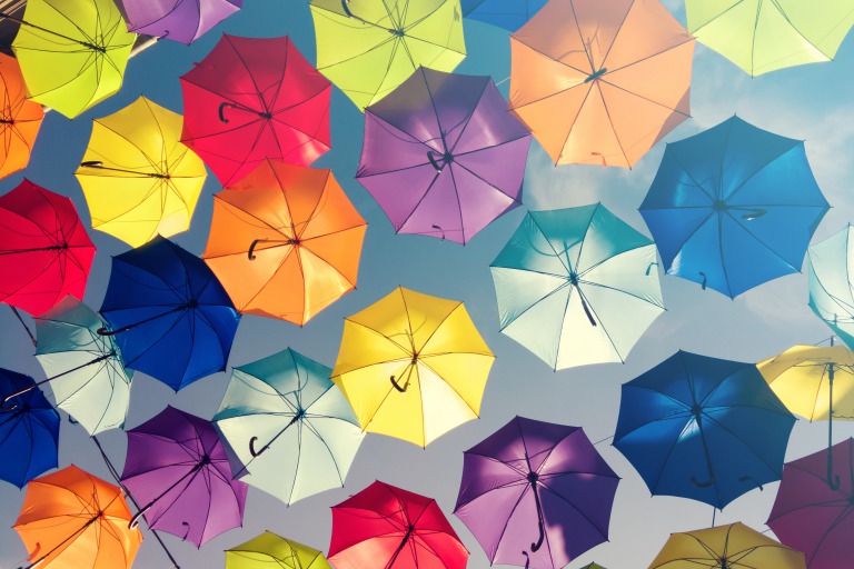 いろいろな色の傘