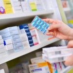 処方薬を取る薬剤師