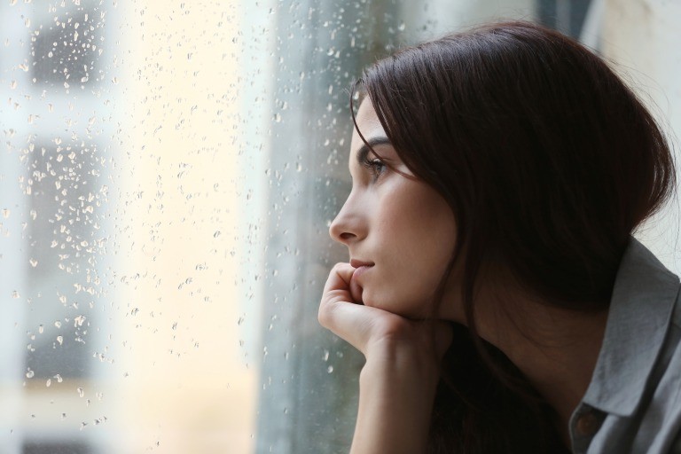 雨が憂鬱な女性