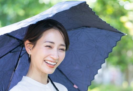紫外線対策に日傘を持つ女性