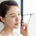 おでこのシワの原因とは?目立たなくするマッサージ方法などを紹介!